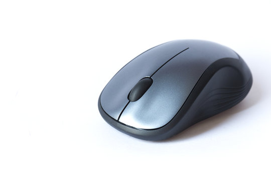 Mouse senza fili su fondo bianco