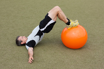 Fototapeta na wymiar Fitnesstraining mit einem Gymnastikball