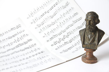 Busto di Giuseppe Verdi, spartito musicale