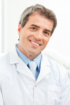Lächelnder älterer Arzt