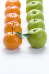 oranges and apples in rows © eelnosiva