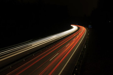 Autostrasse bei Nacht