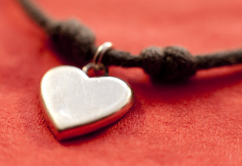 pendentif en forme de coeur argenté