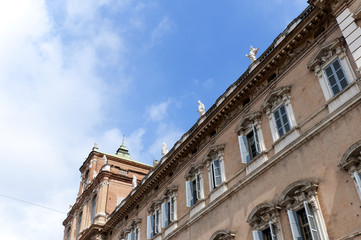 Fototapeta na wymiar Zabytkowy budynek w mieście Modena Włochy