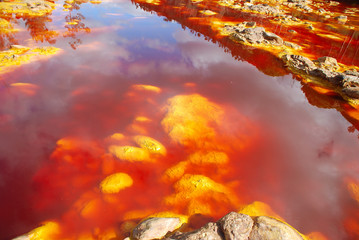 AGUAS ROJIZAS. EN RÍO TINTO, HUELVA, ANDALUCÍA, ESPAÑA