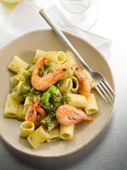 pasta with shrimp and pesto sauce