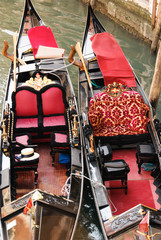 coppia di gondole ormeggiate su un canale di Venezia - 38187526