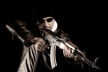 Fototapeta na wymiar gangster armé d'une kalachnicov