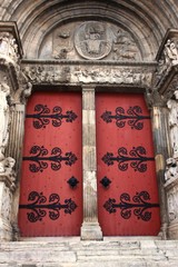 les portes de l'abbatiale de Saint Gilles