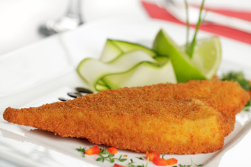 Gebackenes Schollenfilet mit Limette und Zucchini