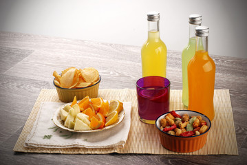 VODKA ALLA FRUTTA CON PATATINE E SNAK