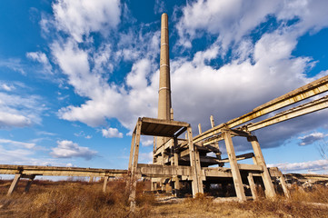 Fototapeta na wymiar tower of an industrial complex in degradation