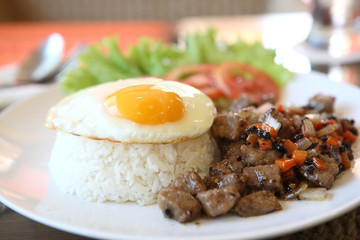roast beef with black pepper and fried egg on rice