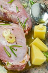 Marinierte Kaninchenkeule mit Rosmarin-Kartoffeln