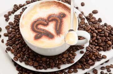 Cappuccino mit Herz aus Kakao und Kaffeebohnen