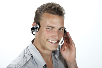 Homme avec un micro casque