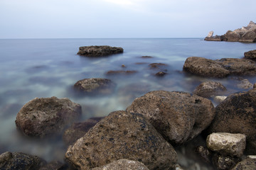 Fototapeta na wymiar Morze krajobraz z dużymi kamieniami z przodu