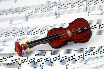 Naklejka premium Violin on sheet music
