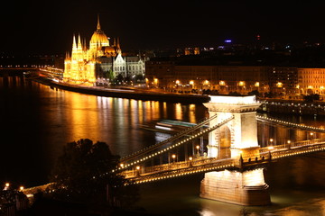 Fototapeta na wymiar Budapeszt - węgierski parlament i most łańcuchowy.