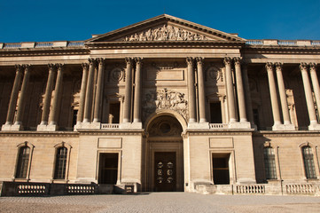 entr&eacute;e du Mus&eacute;e du Louvre &agrave; Paris