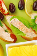 grilled salmon on baguette slices