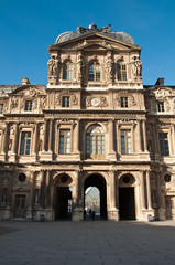 Fototapeta na wymiar wejście do Luwru w Paryżu