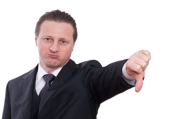 Mann im Anzug zeigt mit Daumen nach unten