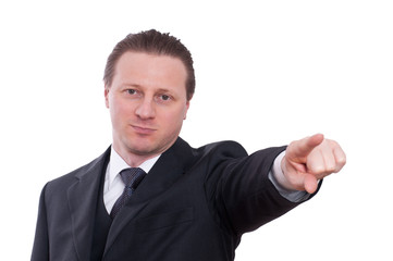 Mann im Anzug zeigt mit Zeigefinger nach vorne