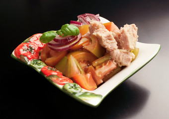 Insalatona: tonno, pomodori e cipolla di Tropea