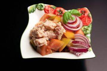 Insalatona: tonno, pomodori e cipolla di Tropea