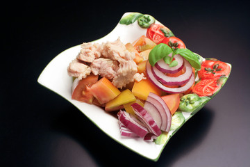 Insalatona: tonno, pomodori e cipolla di Tropea