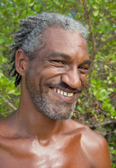 Ein Mann aus der Karibik mit dunkler Hautfarbe