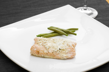 Piatto di salmone con aromi e fagiolini