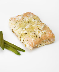 Piatto di salmone con aromi e fagiolini