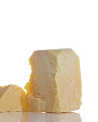 Formaggio su sfondo bianco