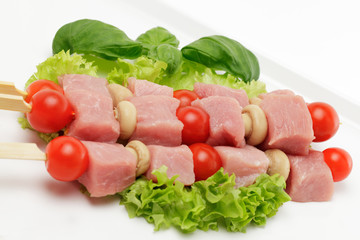 Fleischspieß mit Champignons und Tomaten