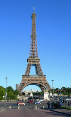 Fototapeta na wymiar Obraz poziomu ulicy z wieży Eiffla w Paryżu, Francja