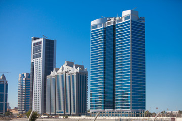 Fototapeta na wymiar Nowe budynki w Abu Zabi (skyscraper)