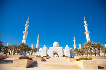Fototapeta na wymiar Wejście do meczetu Sheikh Zayed w Abu Dhabi