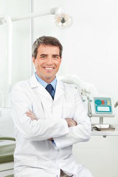 Glücklicher Zahnarzt in seiner Praxis
