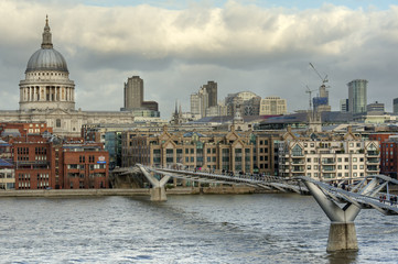 Fototapeta na wymiar St Pauls Cathedral i Millenium Bridge