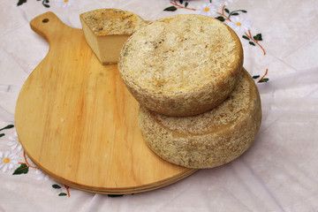 Tagliere con formaggi tipici bresciani