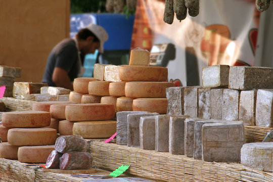 Mercato, bancarella di formaggi italiani