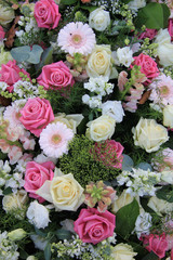 Floral arrangement with roses in white and pink