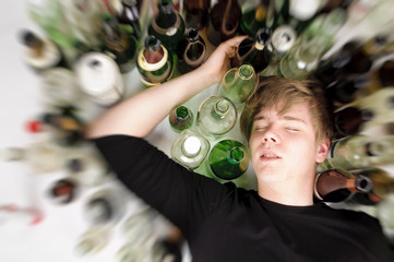 Junger Alkoholiker - obrazy, fototapety, plakaty