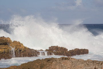 Brandung an der Küste von Guadeloupe
