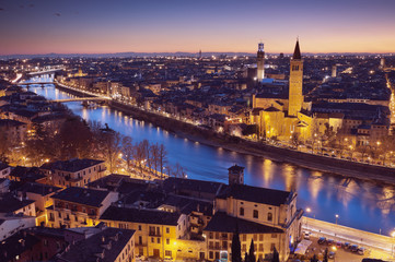Fototapeta na wymiar Verona w nocy - Włochy