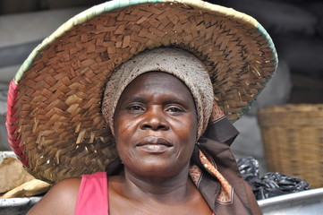Afrikanische Frau mit Strohhut