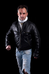 homme en blouson de cuir noir 2