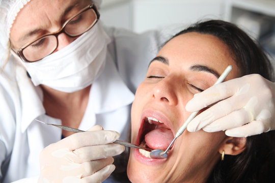 Hübsche Patientin während Zahnkontrolle